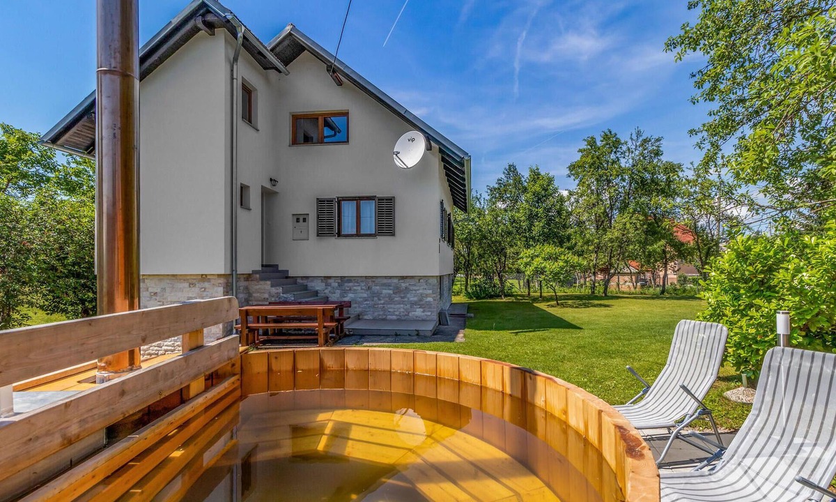 Rakovica House | Nice home in Rakovicko Seliste with WiFi