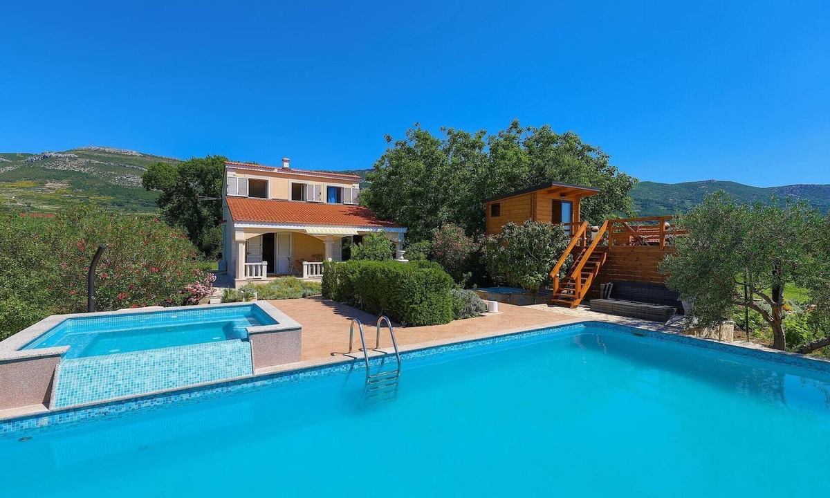 Rudine House | Nice home in Kastel Novi with sauna