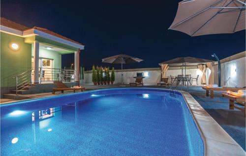 Murvica House | Nice Home In Murvica With Kitchen
