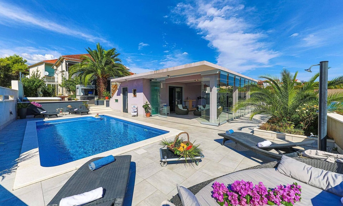 Okrug Donji House | Nice home in Okrug Donji