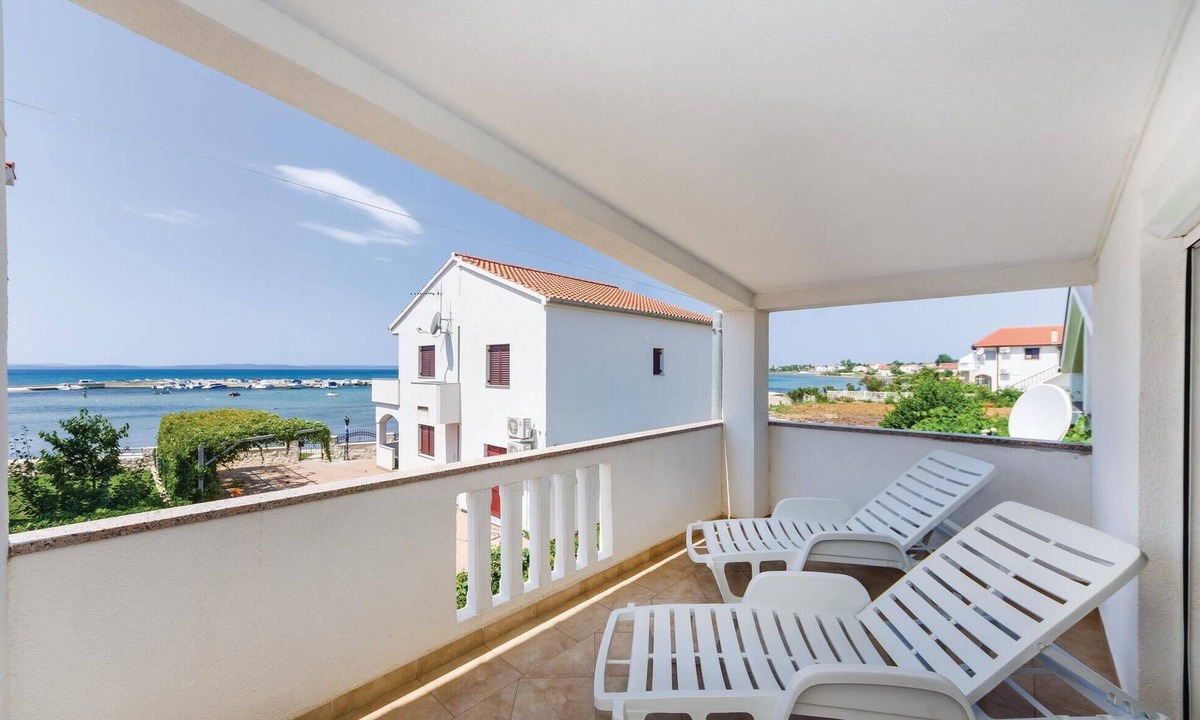 Privlaka House | Nice home in Privlaka with house sea view
