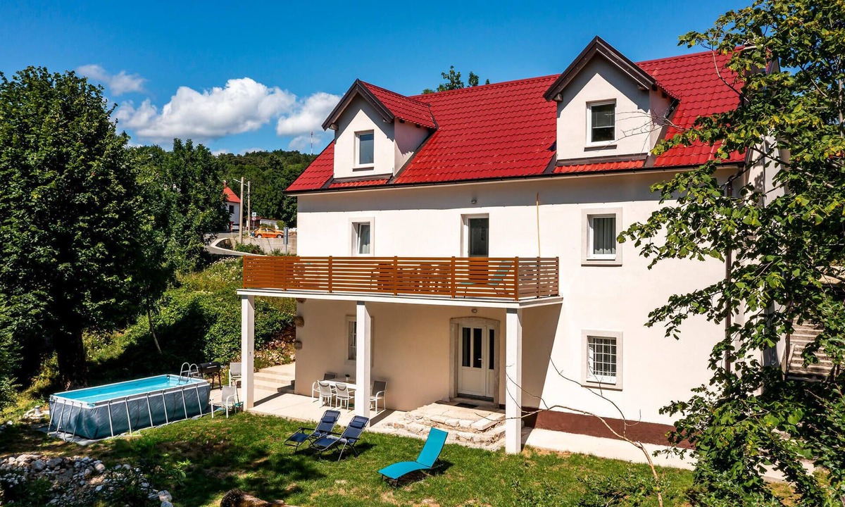 Zlobin House | Nice home in Zlobin with sauna