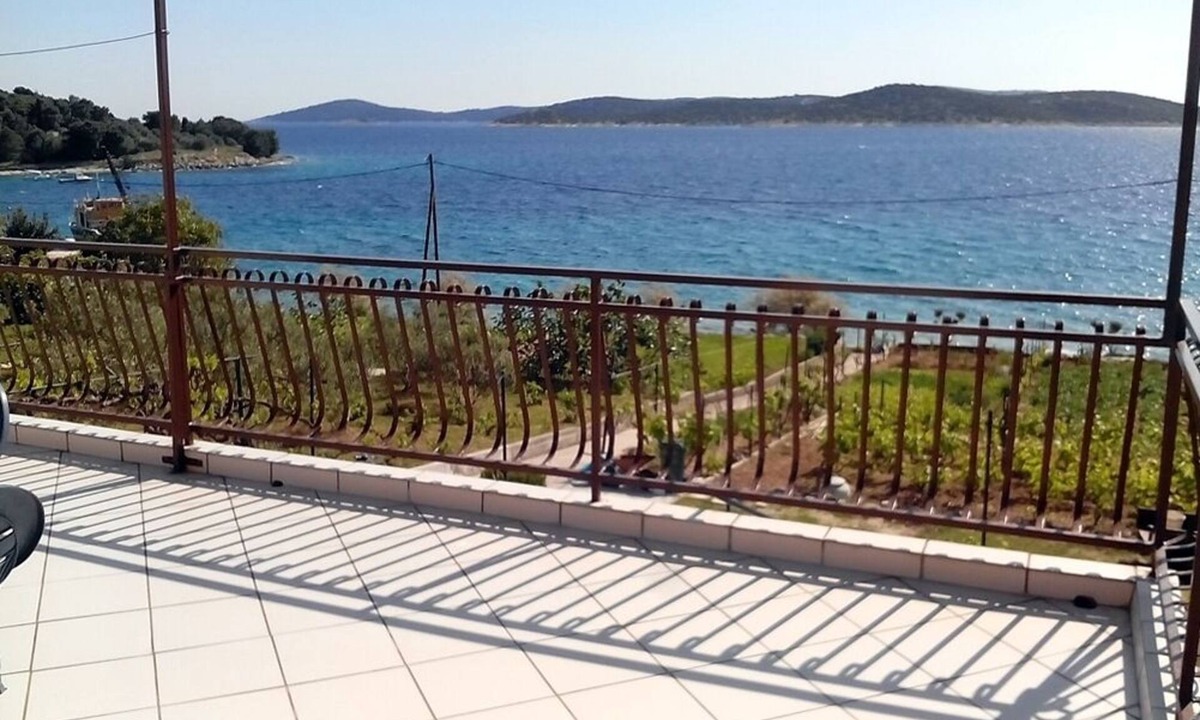 Prvic Sepurine Apartment | One bedroom apartment near beach Šepurine, Prvić (A-4238-a)