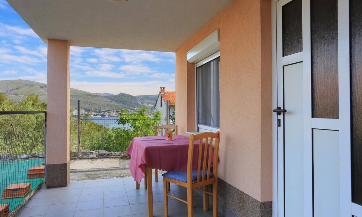 Okrug Donji Apartment | One bedroom apartment with terrace and sea view Okrug Donji, Čiovo (A-18796-b)