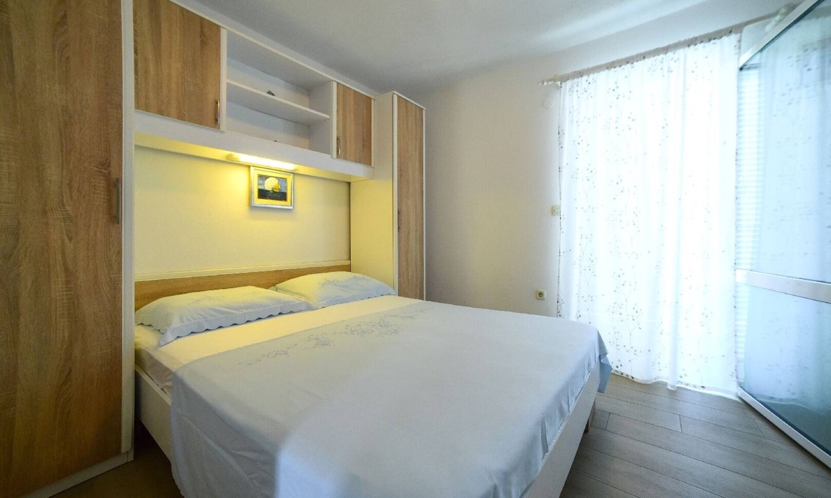 Businci Apartment | One bedroom apartment with balcony and sea view Mavarštica, Čiovo (A-25405-b)