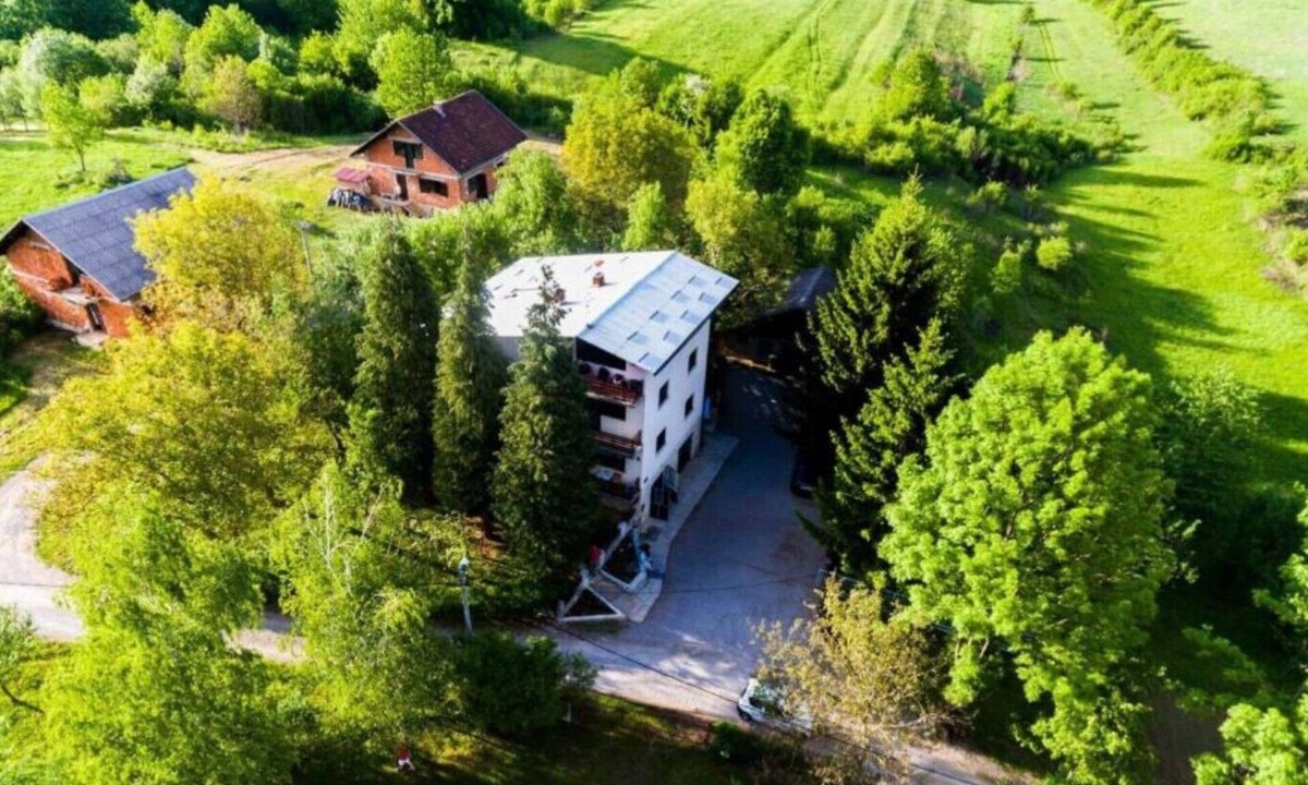 Grabovac Apartment | One-Bedroom Apartment with Balcony