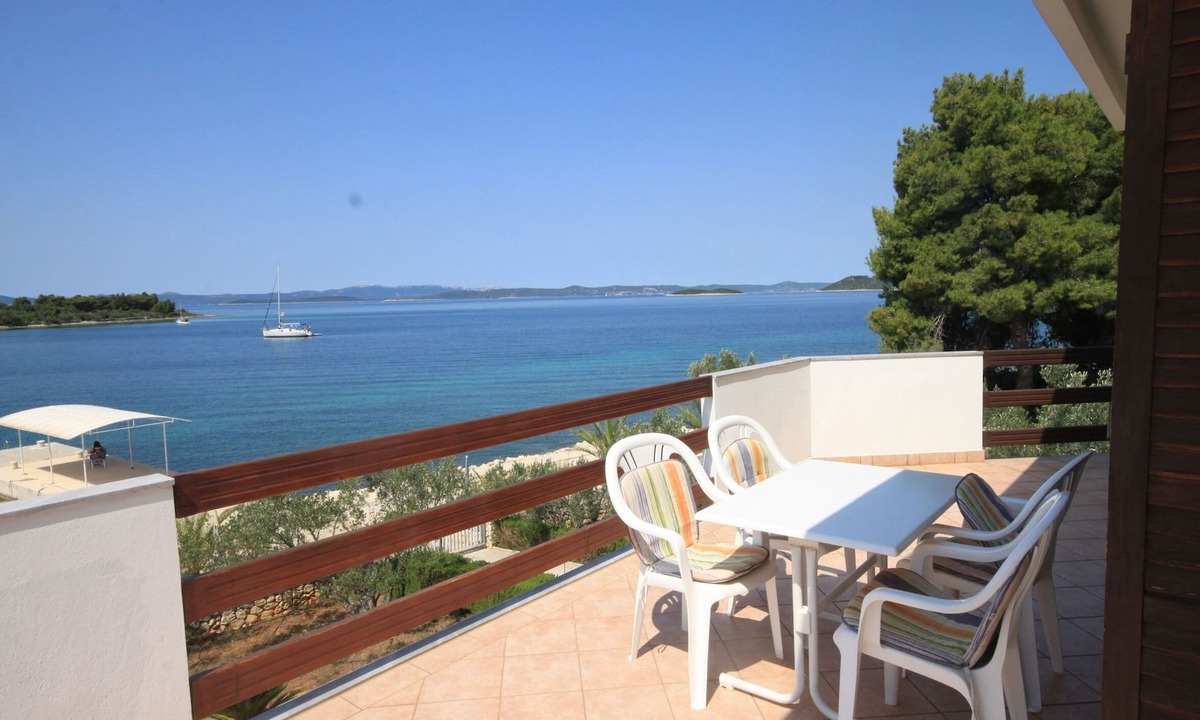 Kukljica Apartment | One bedroom apartment near beach Cove Kunčabok, Ugljan (A-8255-a)