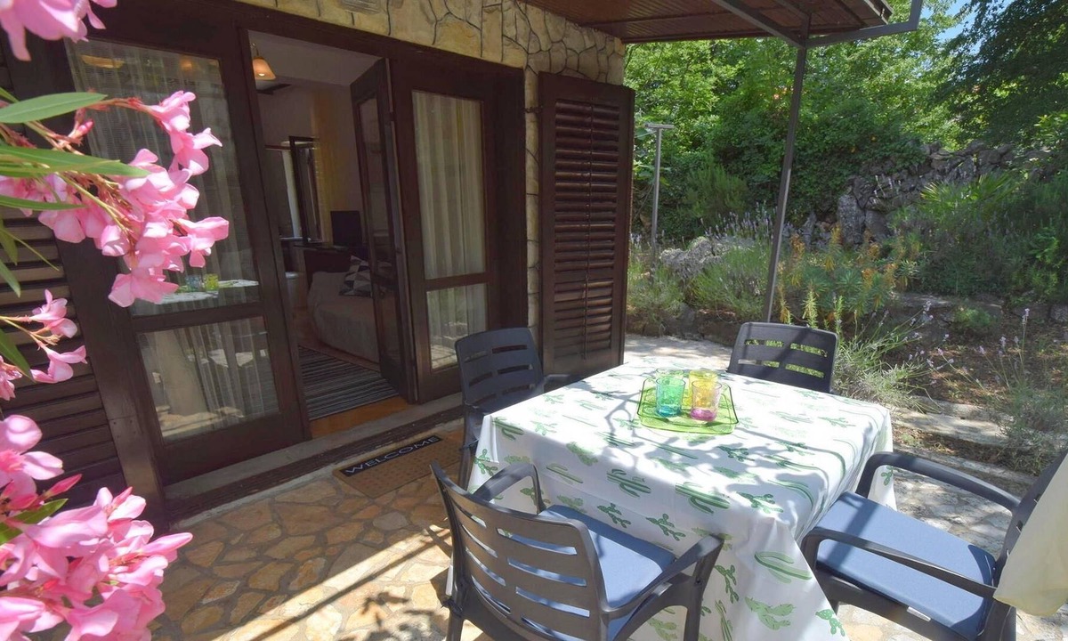 Zidarici Apartment | One bedroom apartment with terrace Vantačići, Krk (A-20461-a)