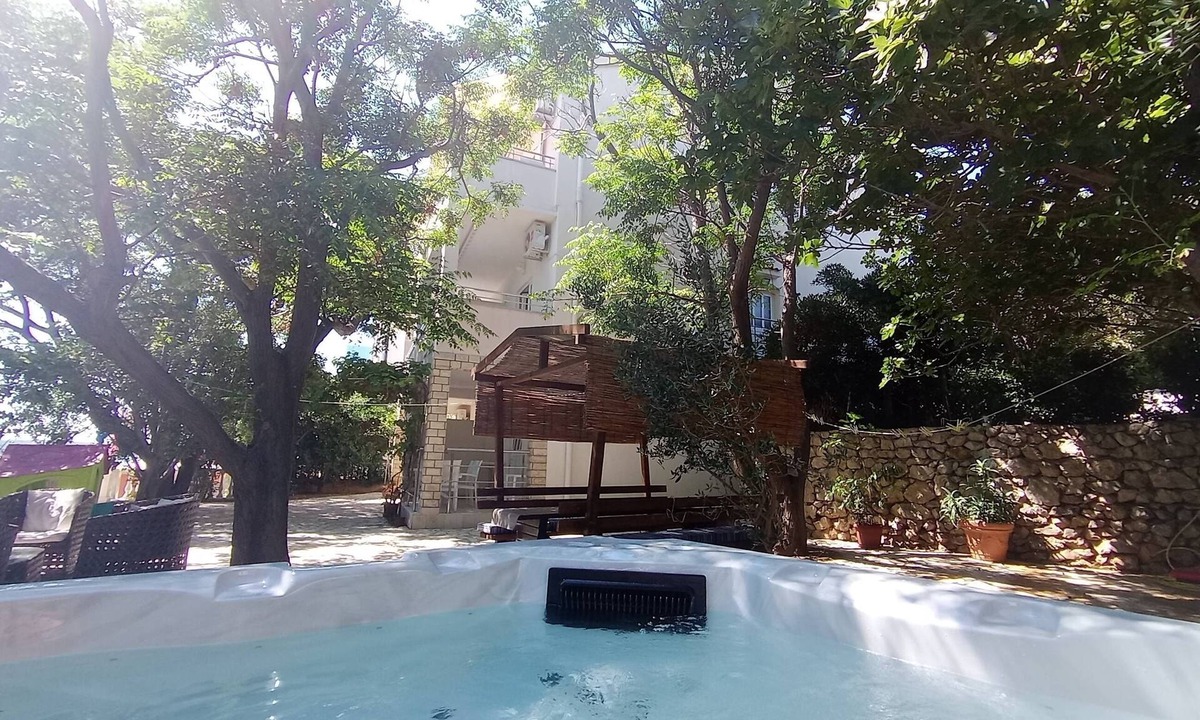 Vidalici Apartment | One bedroom apartment with hot tub by the beach Vidalići, Pag (A-18936-a)