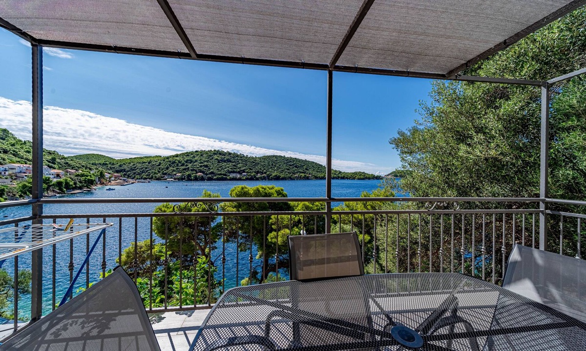 Ubli Apartment | One bedroom apartment near beach Ubli, Lastovo (A-8344-a)