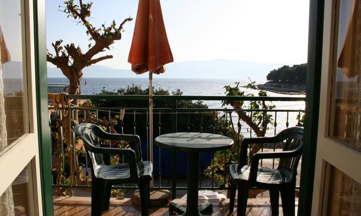 Sucuraj Apartment | One bedroom apartment near beach Sućuraj, Hvar (A-4029-a)
