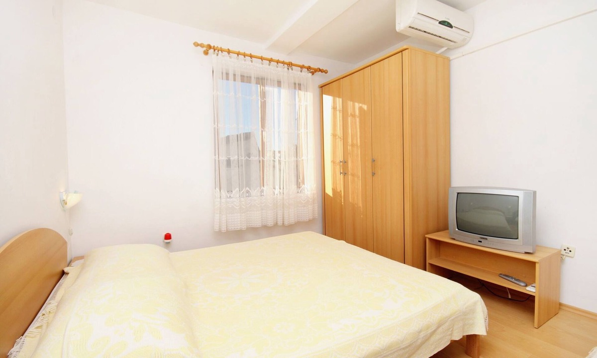 Vinisce Apartment | One bedroom apartment near beach Vinišće, Trogir (A-5982-b)