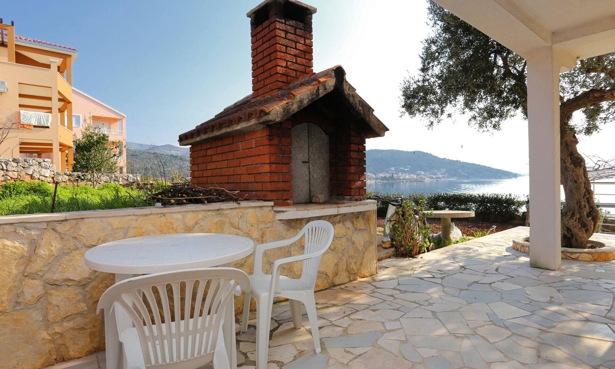 Poljica Apartment | One bedroom apartment near beach Poljica, Trogir (A-10353-b)