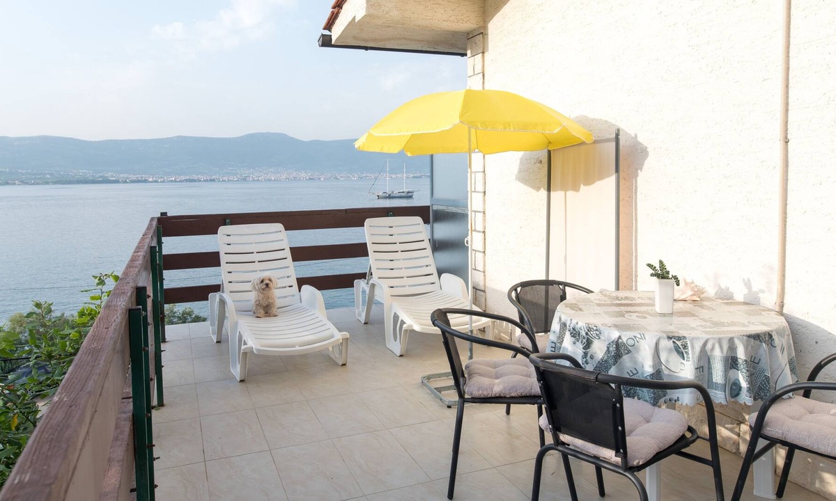 Arbanija Apartment | One bedroom apartment near beach Arbanija, Čiovo (A-16117-c)