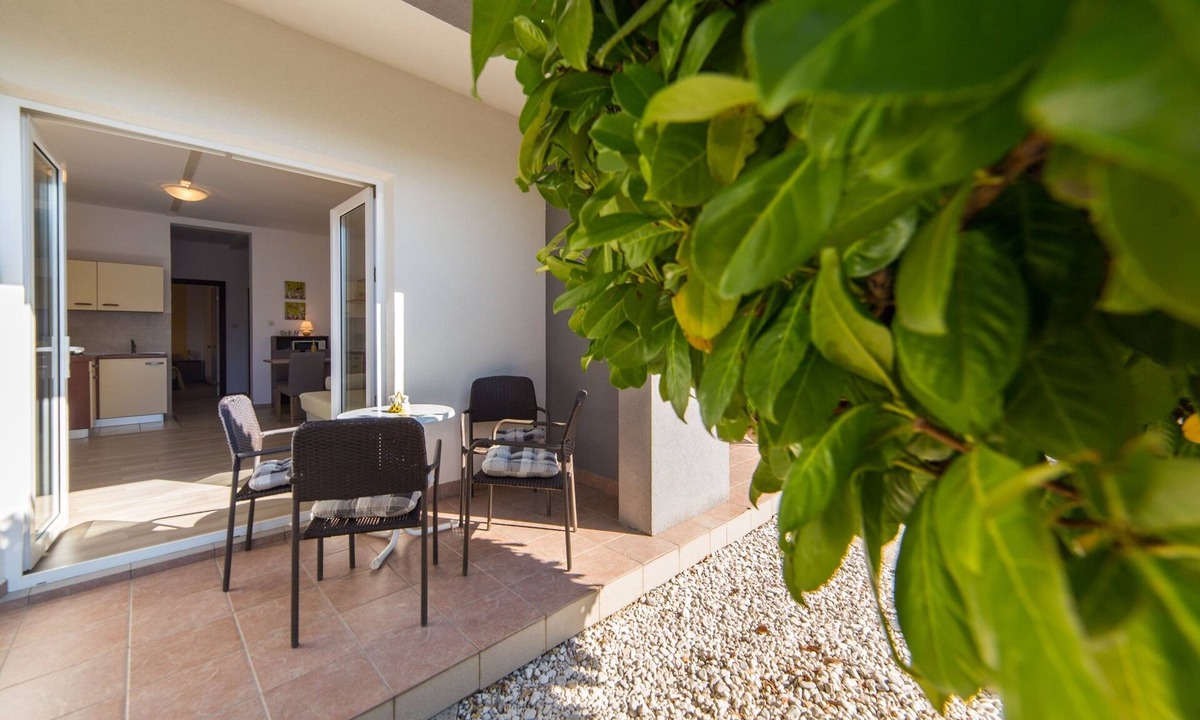 Brist Apartment | One bedroom apartment near beach Brist, Makarska (A-11078-b)
