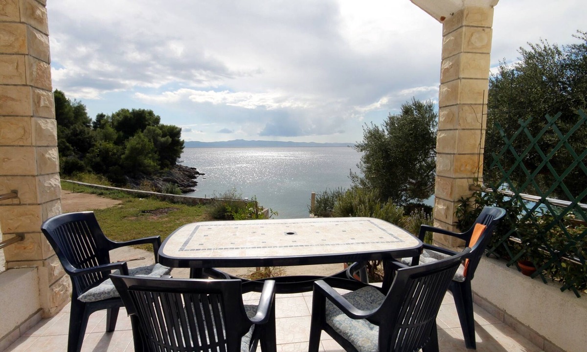 Gdinj Apartment | One bedroom apartment near beach Cove Jedra, Hvar (A-2583-h)