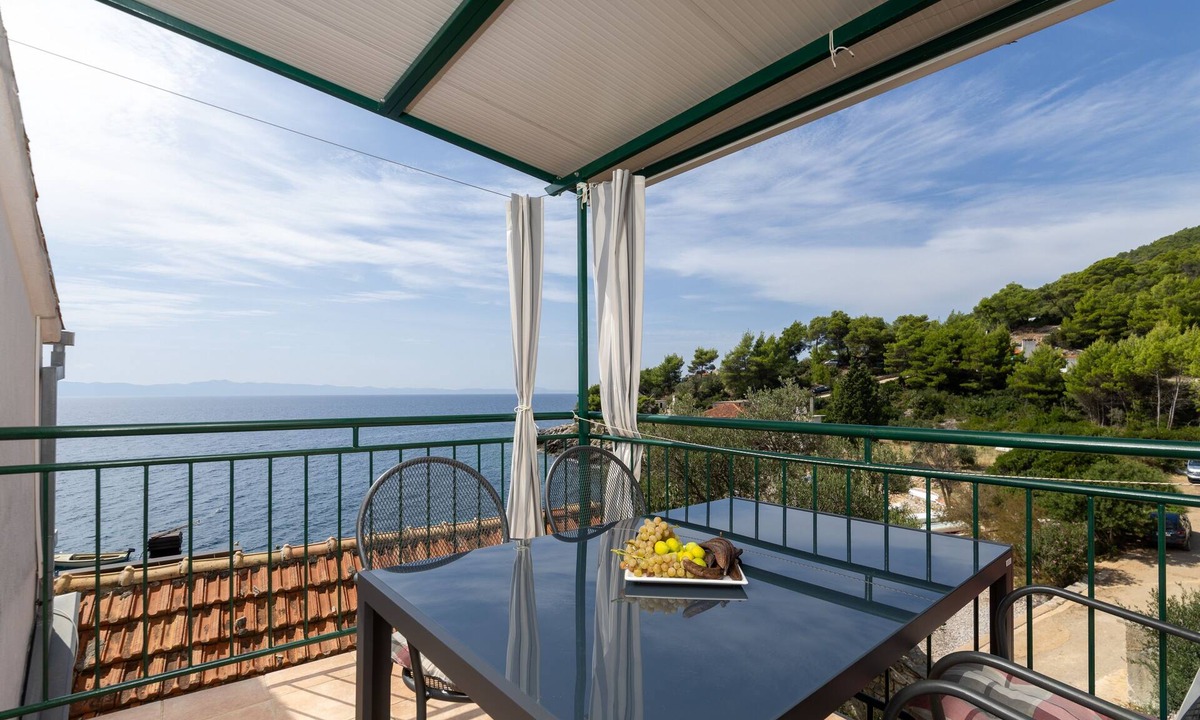 Gdinj Apartment | One bedroom apartment near beach Cove Tvrdni Dolac, Hvar (A-8703-a)