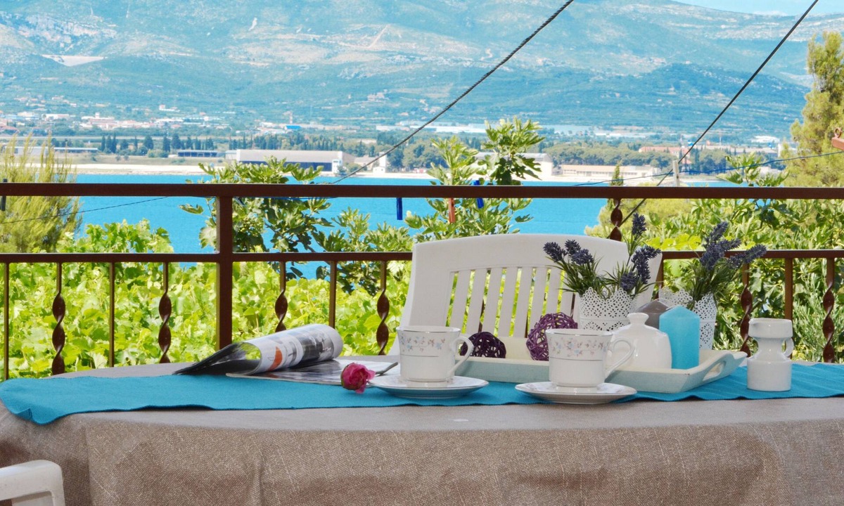Arbanija Apartment | One bedroom apartment with terrace and sea view Arbanija, Čiovo (A-5228-c)