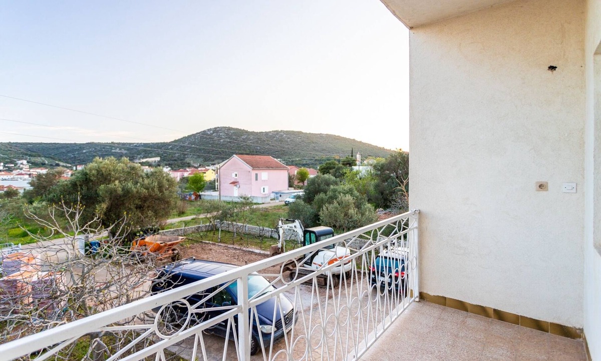Vinisce Apartment | One bedroom apartment with balcony and sea view Vinišće, Trogir (A-1165-b)