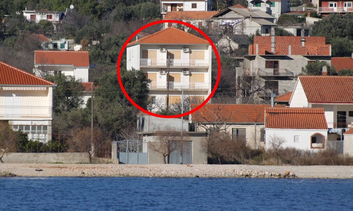 Vinisce Apartment | One bedroom apartment with balcony and sea view Vinišće, Trogir (A-1165-d)