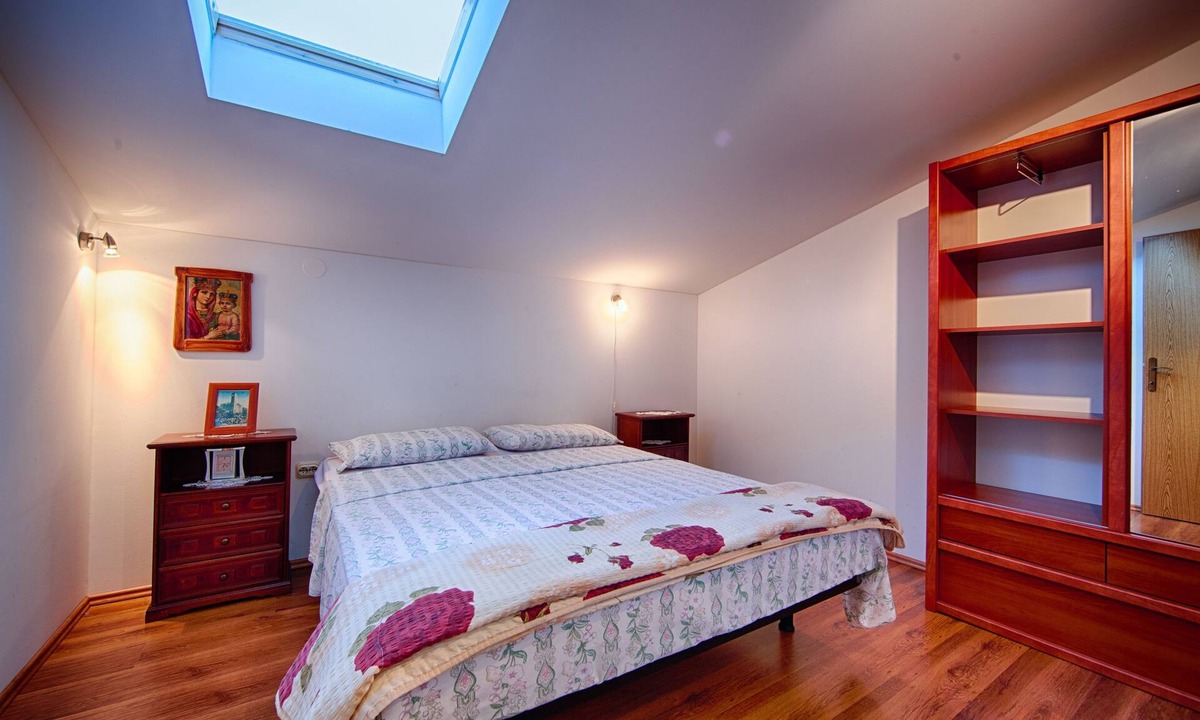 Komiza Apartment | One bedroom apartment with terrace and sea view Komiža, Vis (A-2450-b)