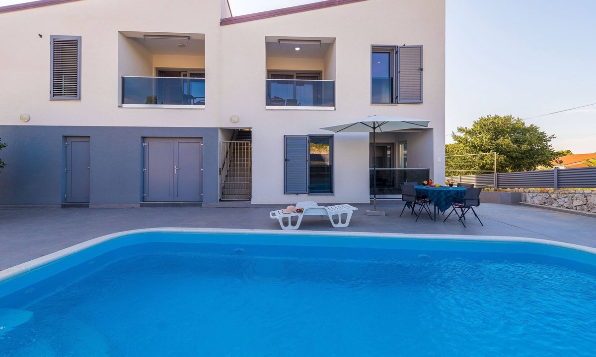 Lukoran Apartment | One bedroom apartment with a swimming pool Lukoran, Ugljan (A-23933-a)