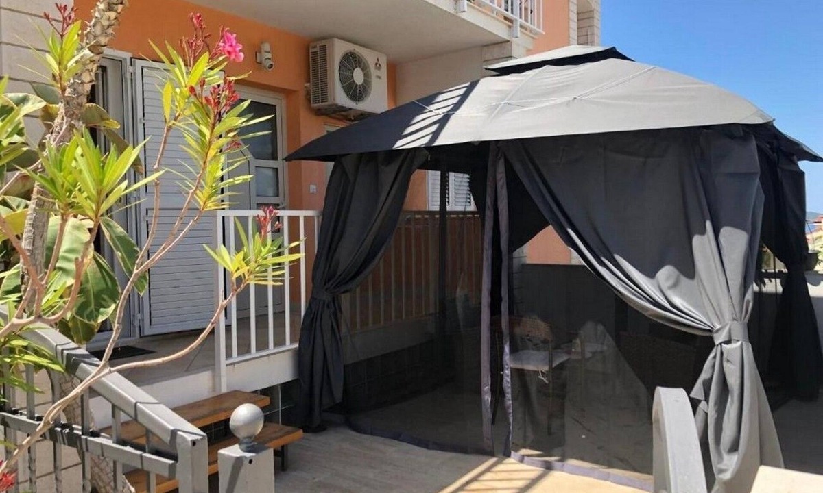 Krizna luka Apartment | One bedroom apartment with hot tub Hvar (A-21877-d)