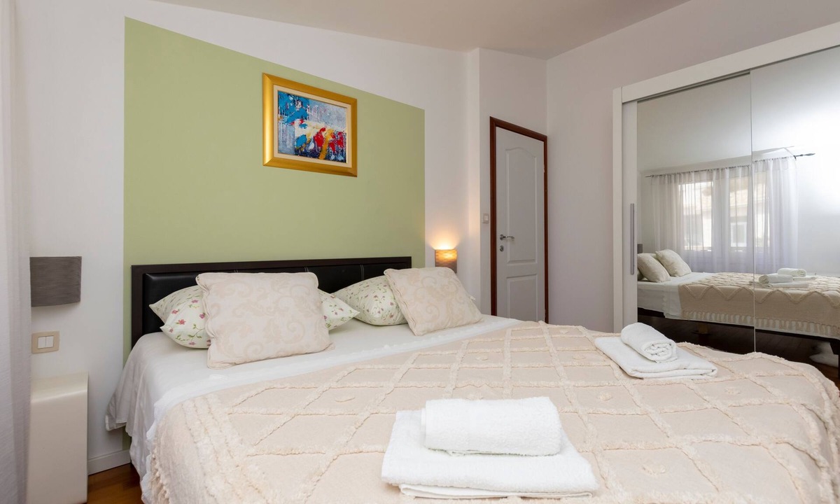 Omis Apartment | One bedroom apartment with terrace and sea view Omiš (A-20787-e)