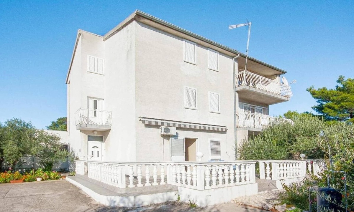 Brodarica Apartment | One-bedroom apartment near beach