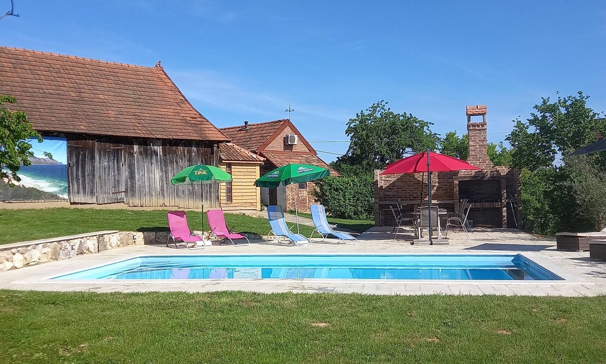 Vrbovec House | peaceful,private,modernized farmhouse,courtyard, pool with vineyard valley views