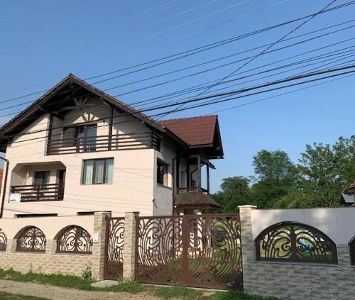 Tirgu Jiu House | Pensiunea Dij Valea Șușiței, Safarii Jepp Offroad Ghid Turistic, Climbing, Rafting, Paragliding