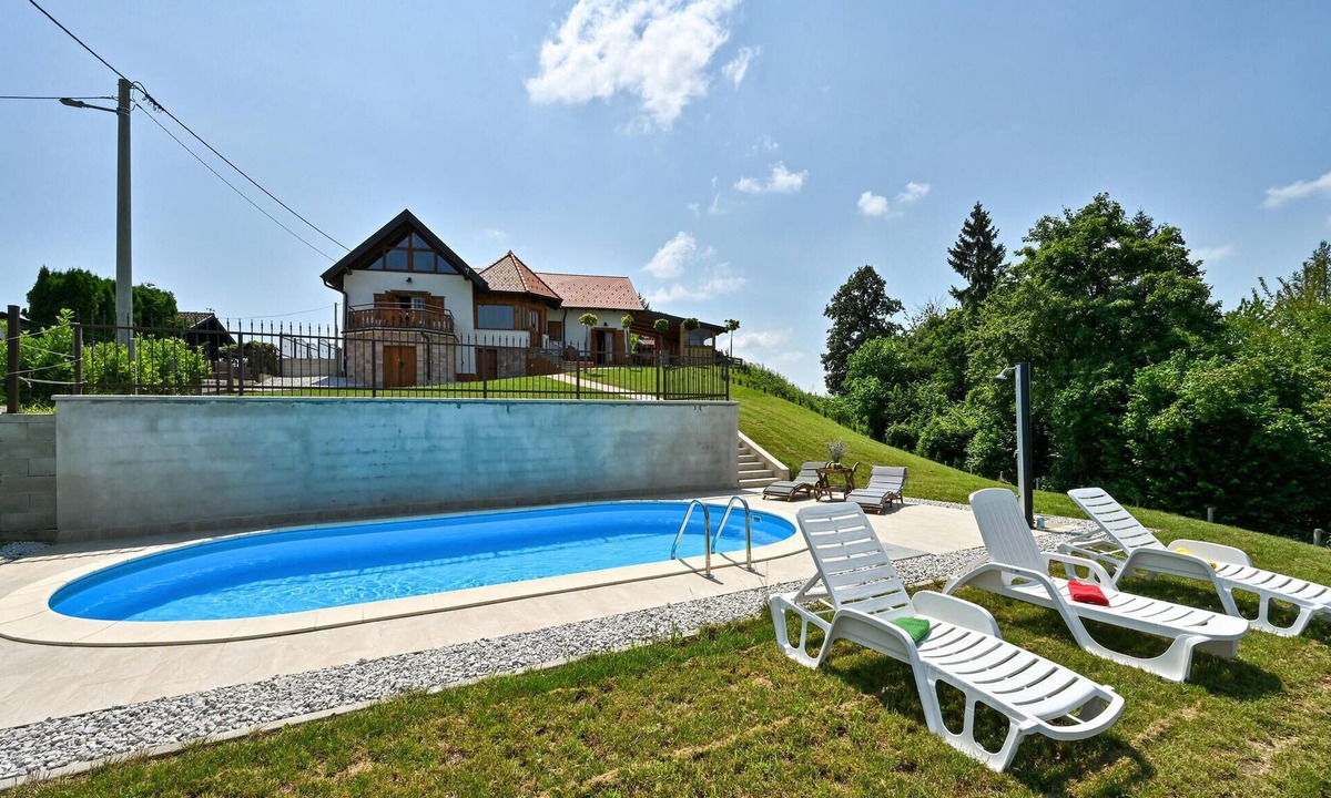 Veliki Lovrecan House | Pet friendly home in Veliki Lovrecan with sauna