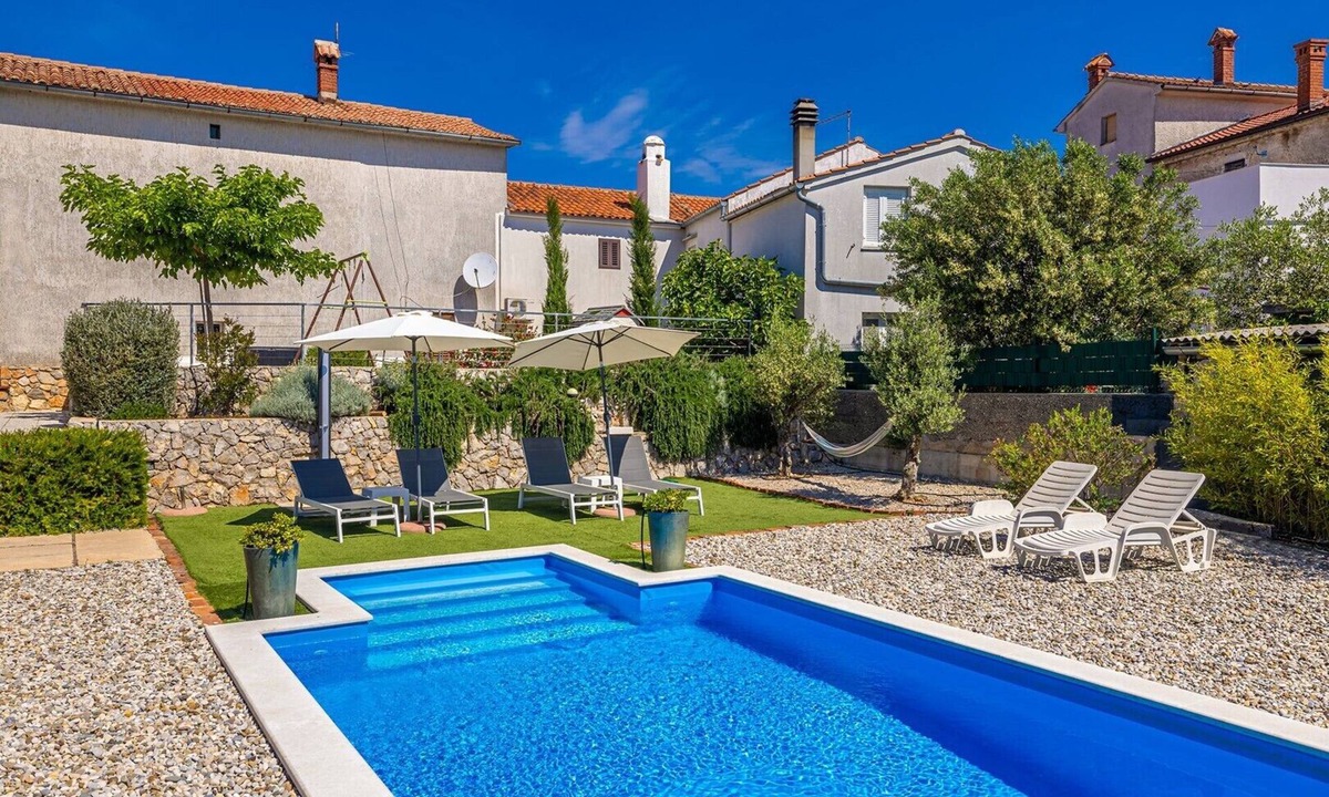 Brzac House | Pet-Friendly Holiday Home Mare with Pool – The Perfect Family Retreat Amidst Nature’s Tranquility