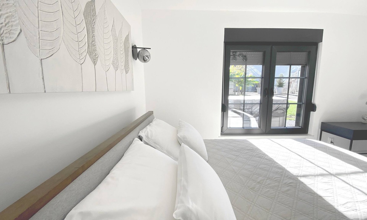 Nasice House | Petite Mansion - Welcoming 1-bedroom house with Hot Tub in charming Našice