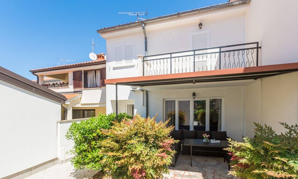 Brulo House | Picturesque, dog-friendly holiday home just 400 metres from the beach with BBQ, cot