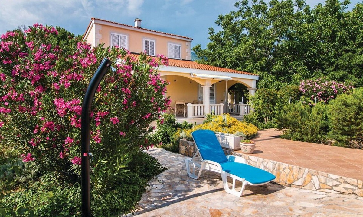 Rudine House | Picturesque Escape Holiday Home with Pool and Sauna - Four Bedroom Holiday Home with Sauna and Pool