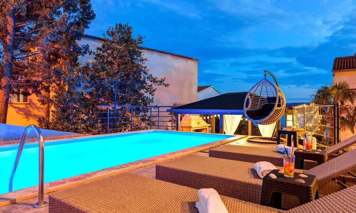 Dramalj Apartment | Picturesque flat just 150 metres from the beach with jacuzzi, pool, sea view, billiards