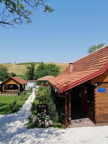 Radoboj House | Pod orehom drvena kuća i sauna