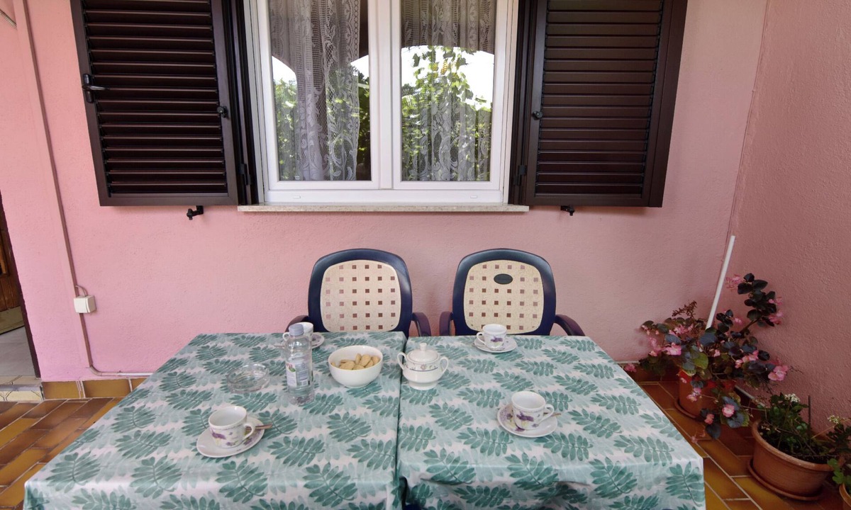 Monterol Apartment | Practical family stay with outdoor area