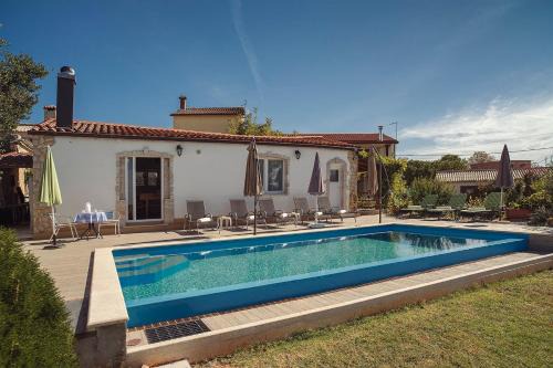 Kanfanar Apartment | Preiswerte und schöne Ferienwohnung mit Pool, WLAN, Terrasse und Grill