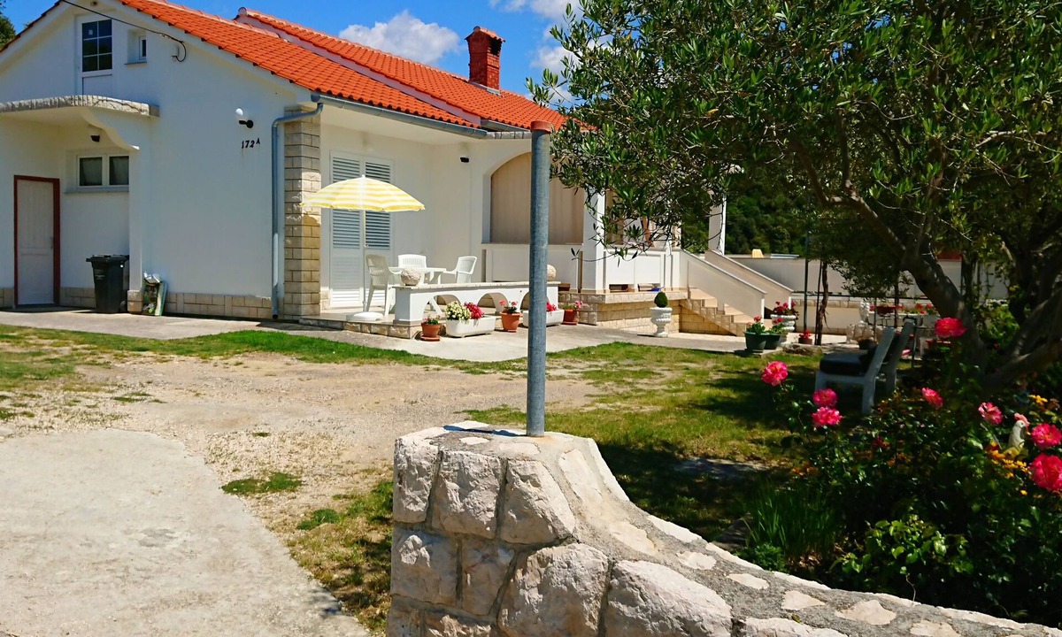 Kampor Apartment | Pretty Apartment With Terrace on Island Rab
