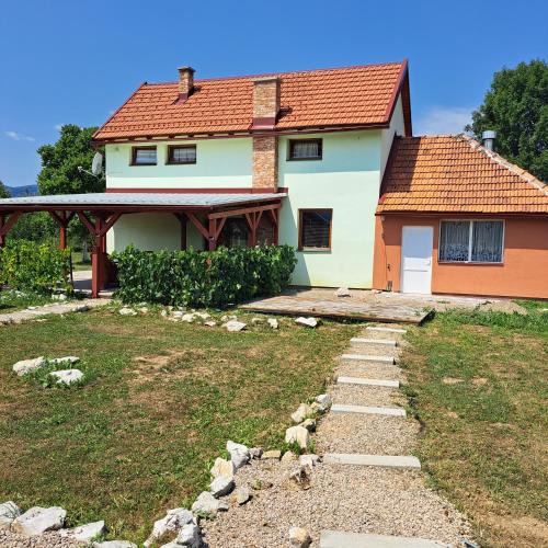 Plaski House | Propolis house