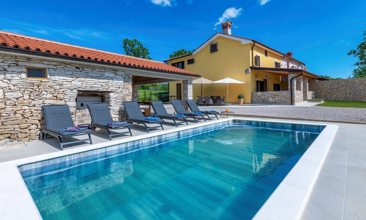Trget Villa | Rückzugsort am Meer mit Pool, nur Wenige Minuten vom Strand Entfernt