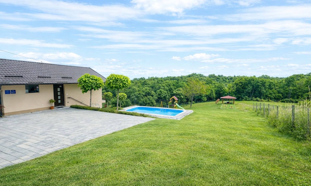 Sveti Juraj na Bregu House | Relax in a poolside holiday home surrounded by Međimurje vineyards