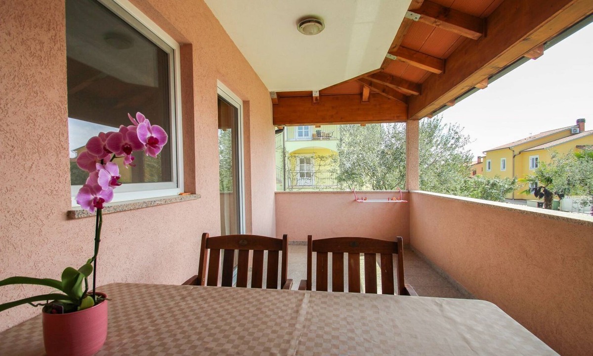 Dajla Apartment | Renovated apartment with private terrace, WiFi, parking near Novigrad