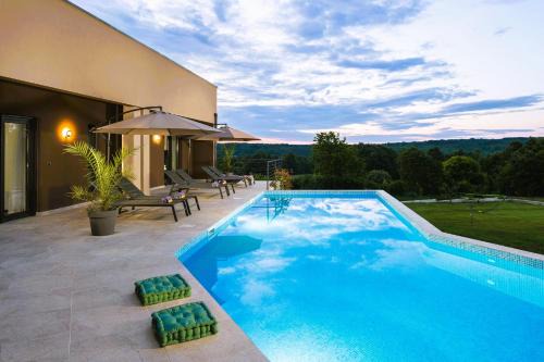 Katun Lindarski Villa | Residence Villa Manuela - Pool & Jacuzzi - Batlug