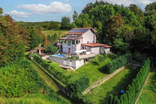 Karlovac House | Riverside House with Pool and Hot Tub - Happy Rentals