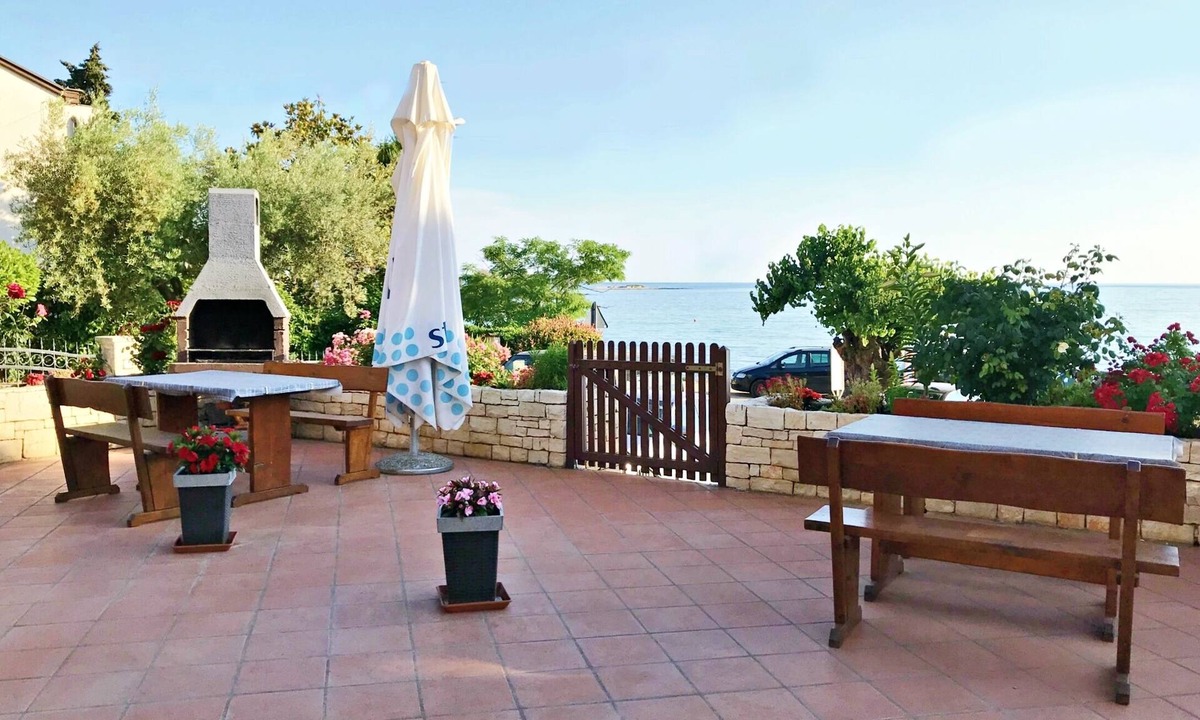 Zambratija Apartment | Room for two with private bath, near the sea, Zambratija, WiFi, parking