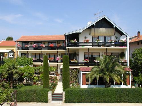Vodice House | Room in Vodice with balcony, air conditioning, Wi-Fi (4826-3)