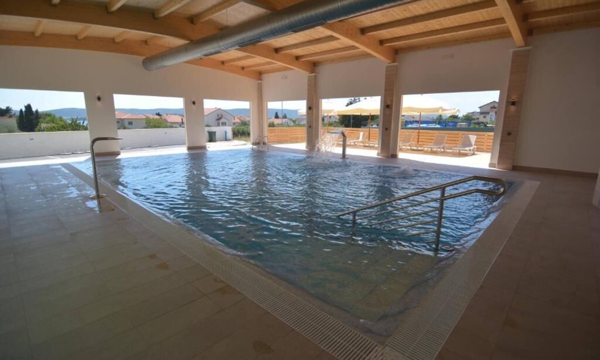 Sveti Filip i Jakov Apartment | Rubinić A2, 200m to the beach, indoor heated pool, 4 people, free WiFi, parking